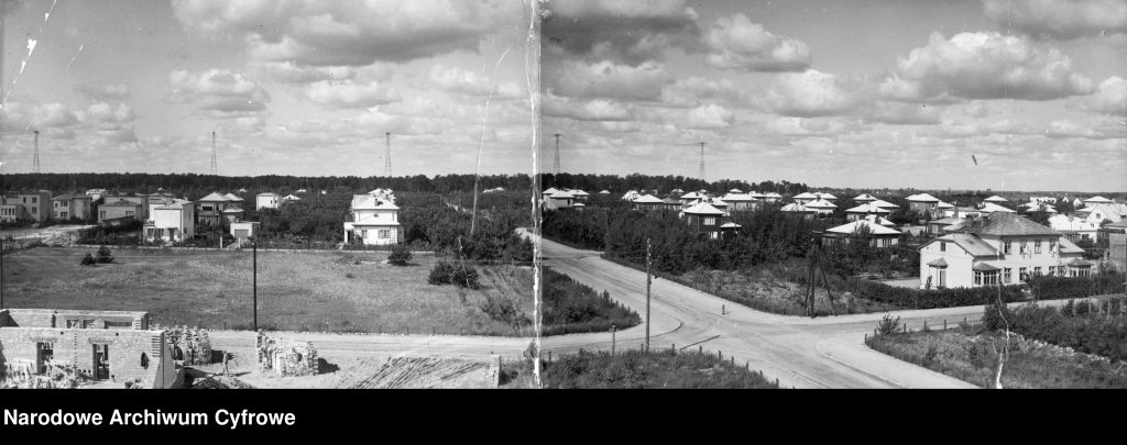 budowane osiedle, w tle wysokie maszty radiotelegraficzne