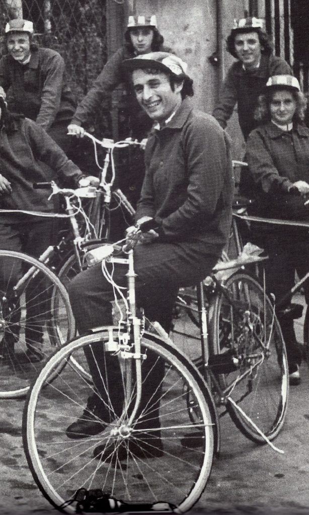 mężczyzna pozujący na rowerze