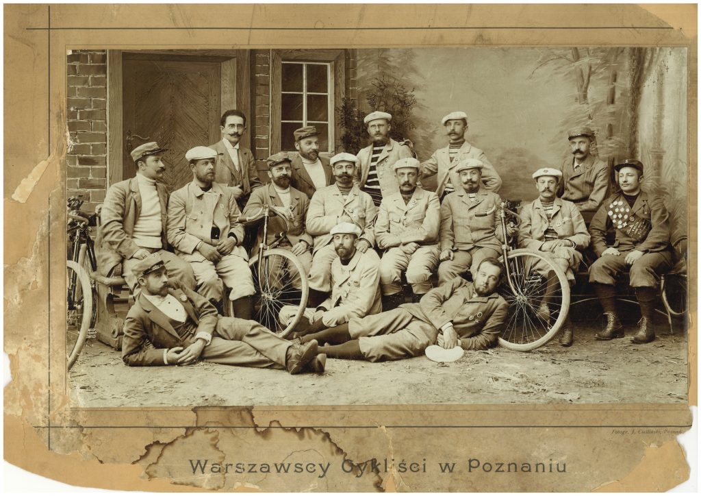 grupa ludzi pozuje do zdjęcia