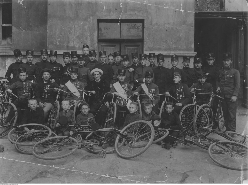 grupa z rowerami pozująca do zdjęcia