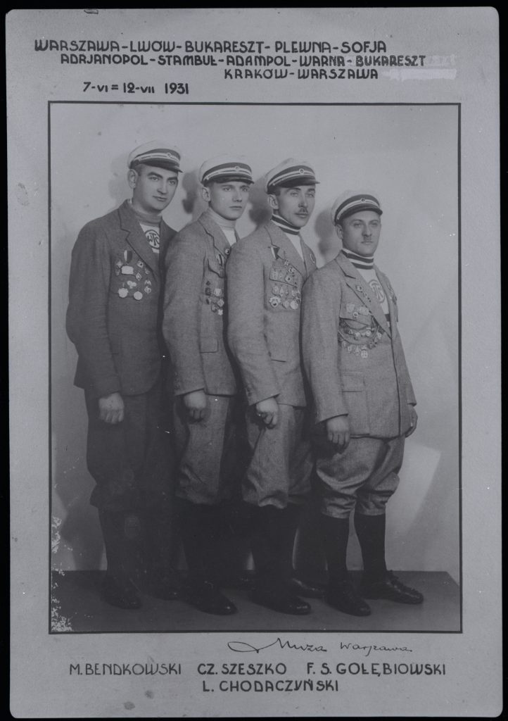 czterech mężczyzn pozuje do zdjęcia