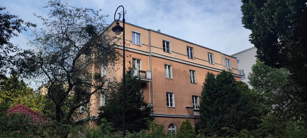 budynek w perspektywie od rogu.