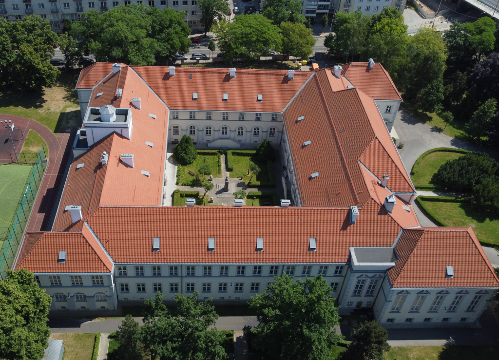 Gmach Liceum im. S. Batorego przy ul. Myśliwieckiej 6