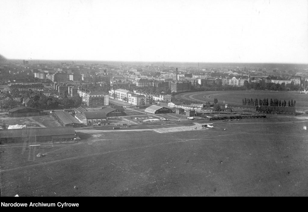 Lotnisko na Polu Mokotowskim - widok z lotu ptaka w kierunku zabudowań Śródmieścia