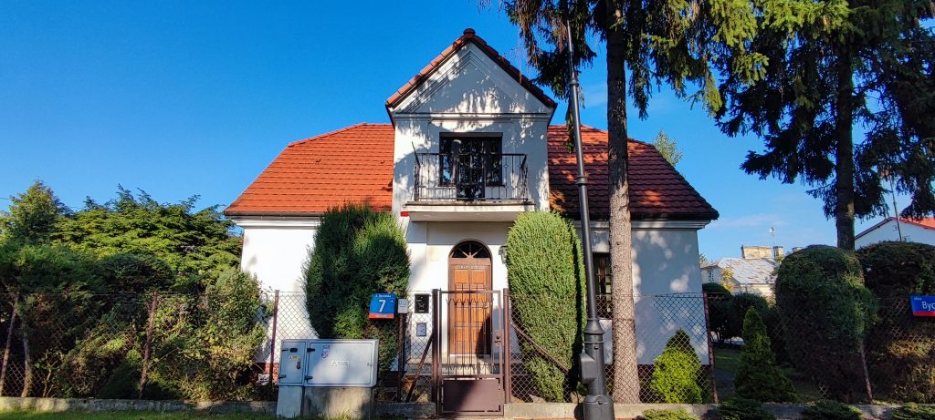 Willa z dachem naczółkowym 