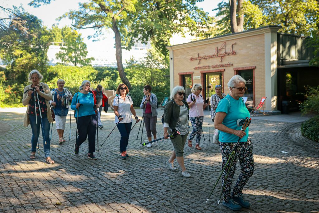 grupa nordic walking wyrusza spod pawilonu