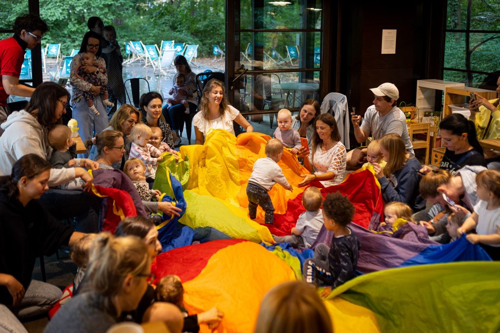 warsztaty dla małych dzieci z użyciem kolorowej chusty