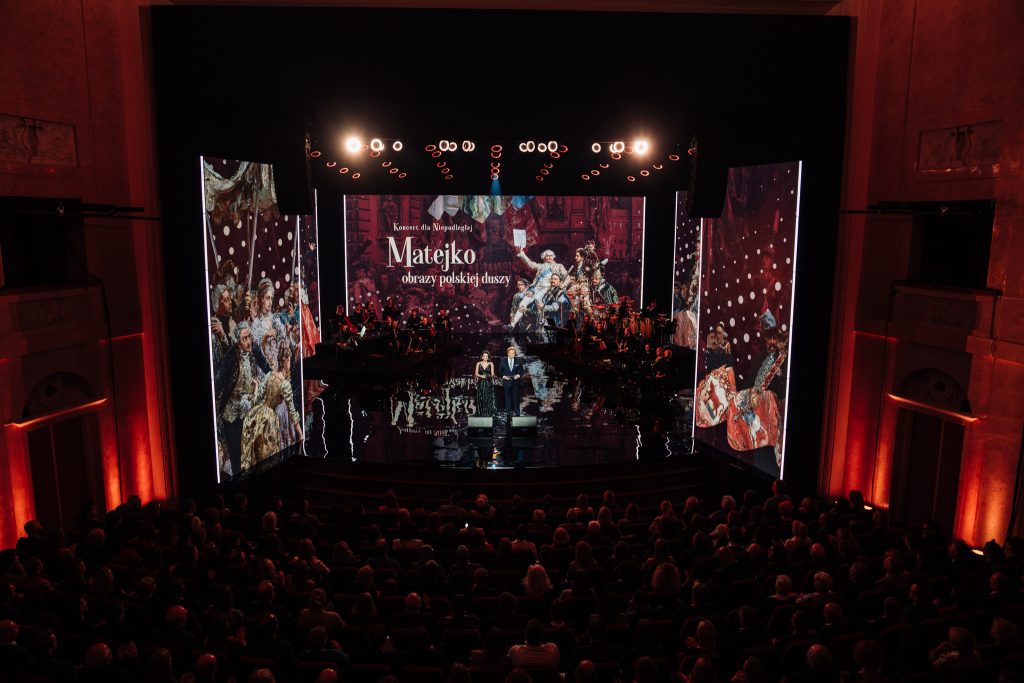 scena teatru polskiego z dekoracjami koncertu matejko 
