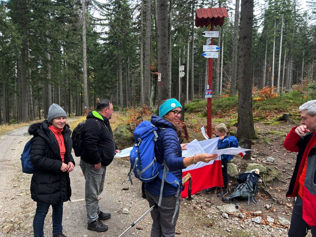 ludzie na wycieczce górskiej