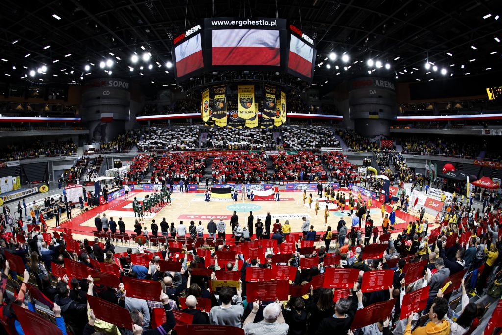 bało-caerwona kartoniada na Ergo Arenie podczas wykonania hymnu