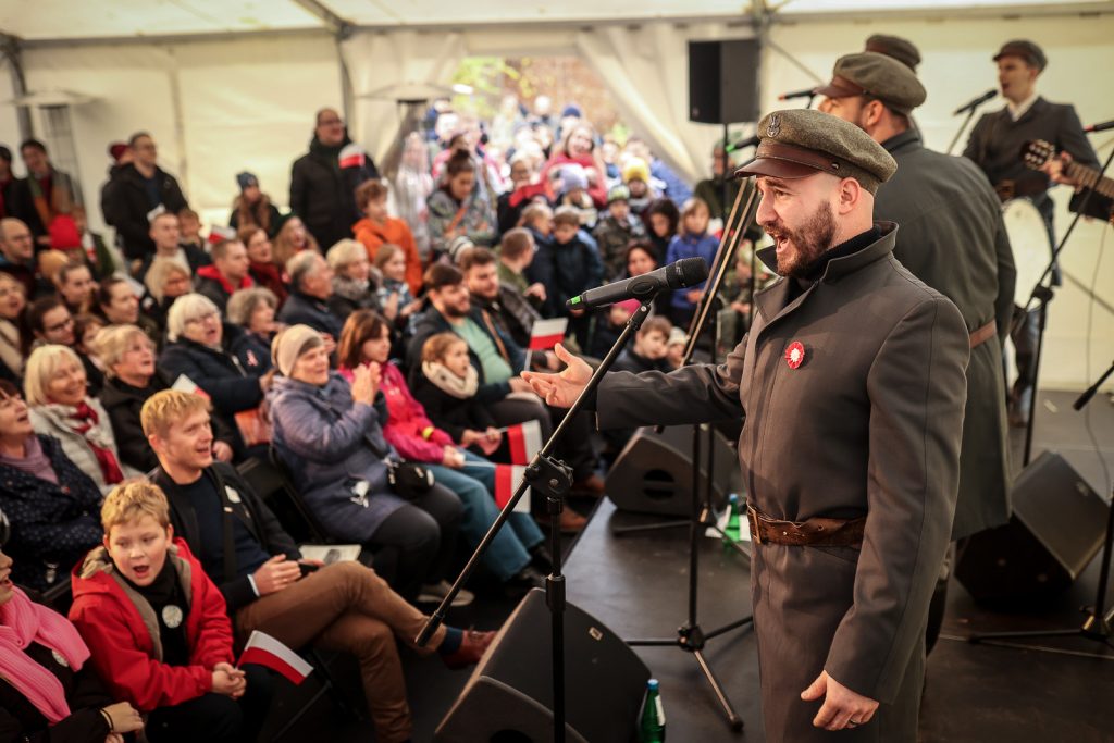 w namiocie zespół ze zgromadzoną publicznością