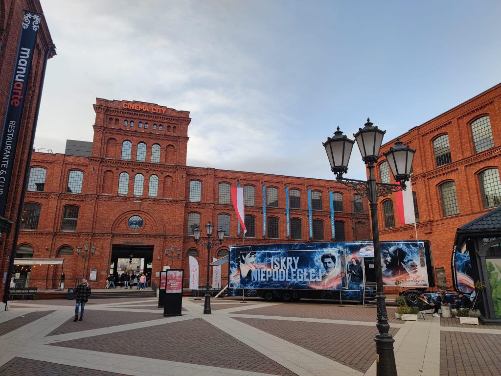 samochód iskier niepodległej na rynku manufaktury