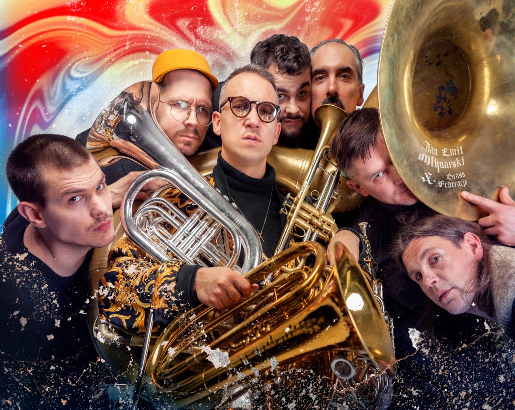 zespół z młynarskim pozujący do zdjęcia