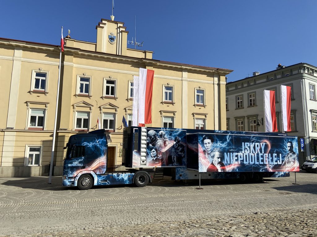 Naczepa Iskry Niepodległej na rynku przed ratuszem w w Przemyślu
