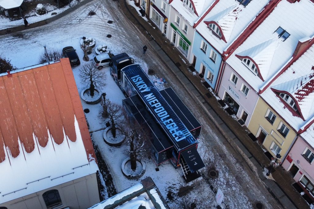 naczepa Iskry niepodległej na rynku w polkowicach z lotu ptaka