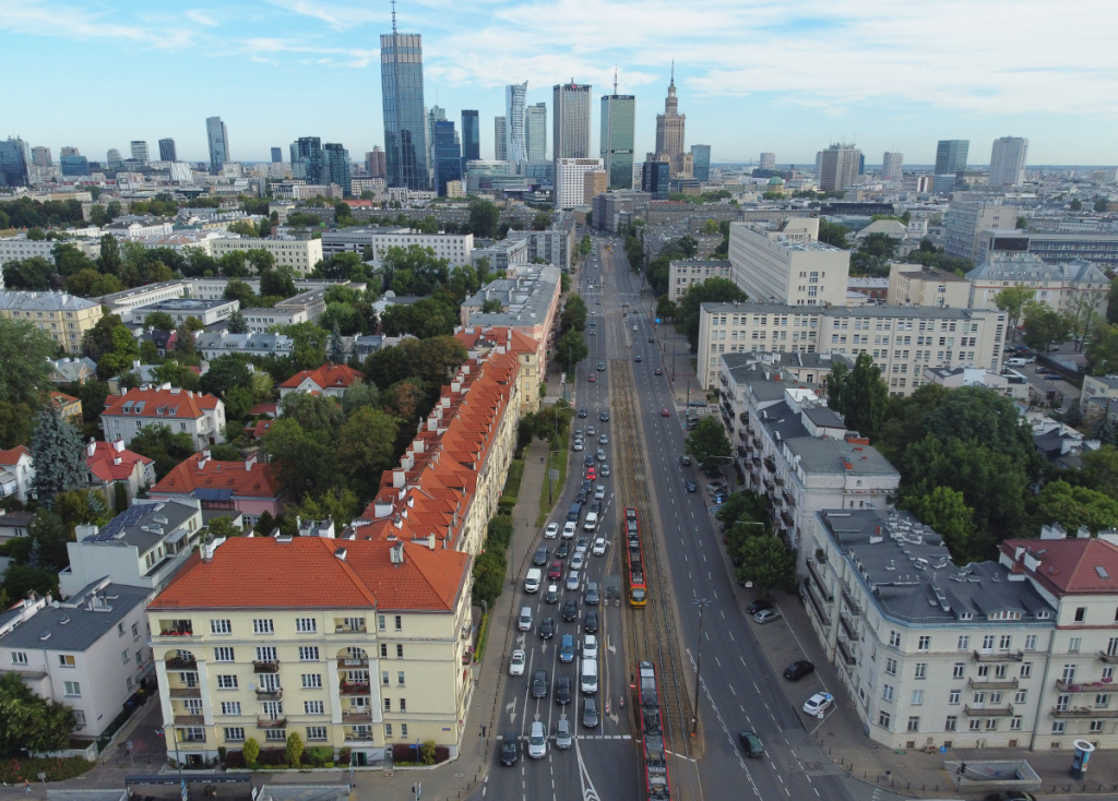 widok z lotu ptaka na al/ Niepodległości w Warszawie, w tle drapacze chmur