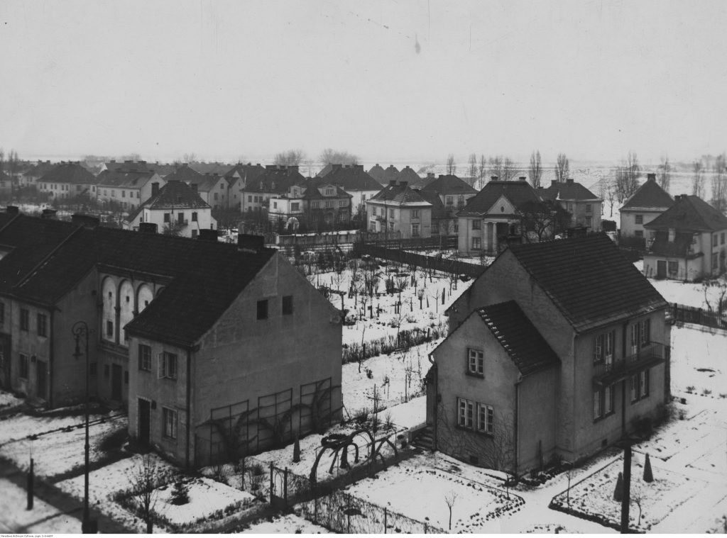 widok z lotu ptaka na osiedle domków