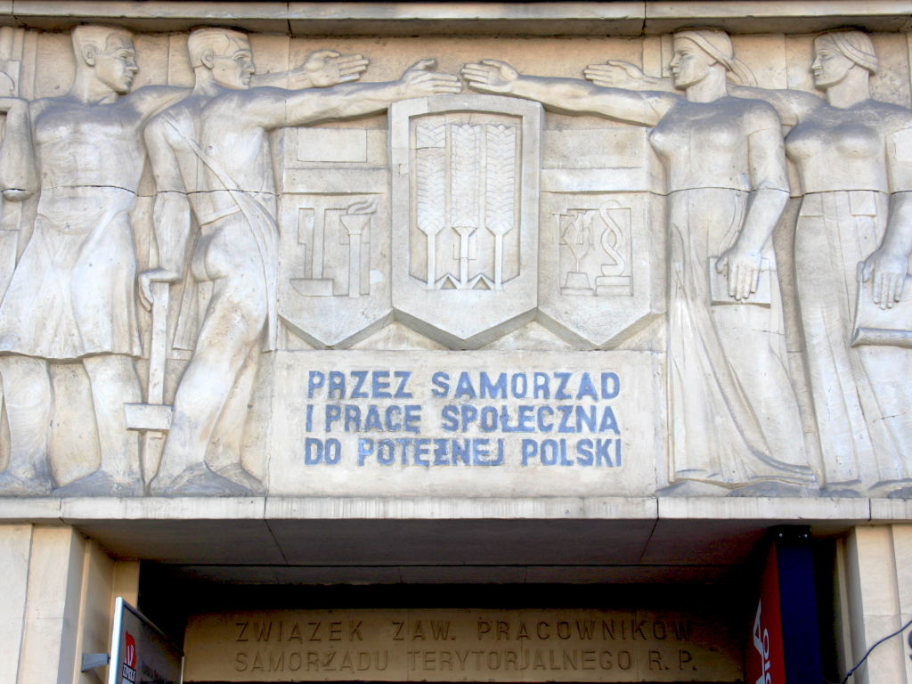 Płaskorzeźba na Domu Związku Pracowników Samorządu Terytorialnego RP