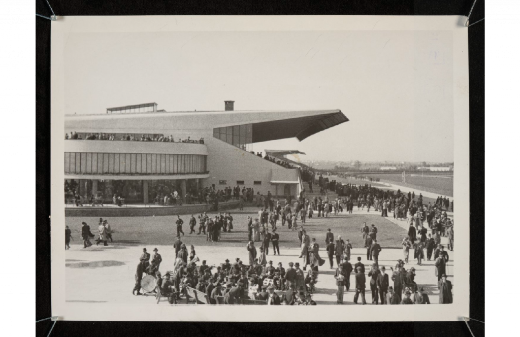 modernistyczna trybuna toru wyścigów konnych na Służewcu na starym zdjęciu