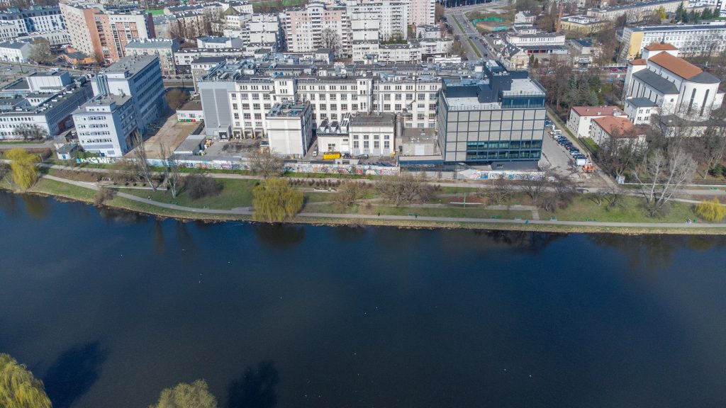 Zabudowania Fabryki Czekolady Wedel nad Jeziorkiem Kamionkowskim z lotu ptaka