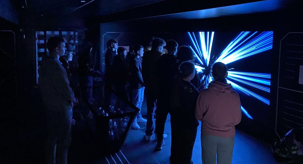 młodzież oglądająca spektakl w naczepie iskry niepodległej