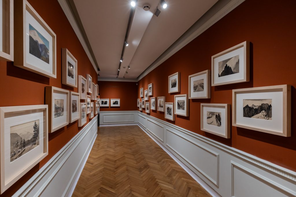 korytarz muzealny z wyeksponowanymi pracami przedstawiającymi Tatry