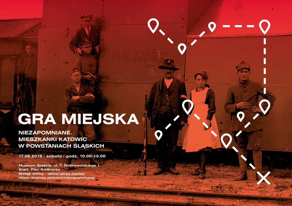 Zdjęcie z czasów powstań w czerwonej barwie. Na zdjęciu mężczyźni w strojach powstańczych, z bronią. Pośród nich kobieta w fartuchu. Stoją na tle pociągu. Na zdjęciu informacja o dacie i tytule gry miejskiej.