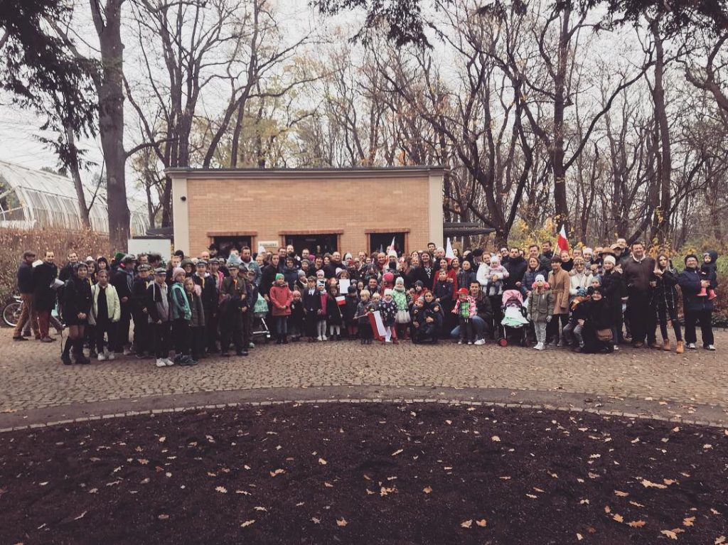 Grupa ok 120 osób przed pawilonem kulturalnym Niepodległa. Miejsce spotkań, po odśpiewaniu hymnu narodowego.