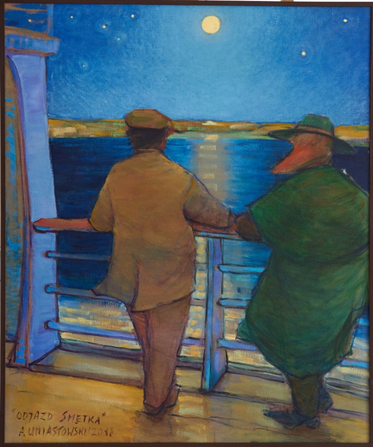 2 mężczyzn stojących tyłem do widza spoglądających z pokładu statku na wodę i horyzont